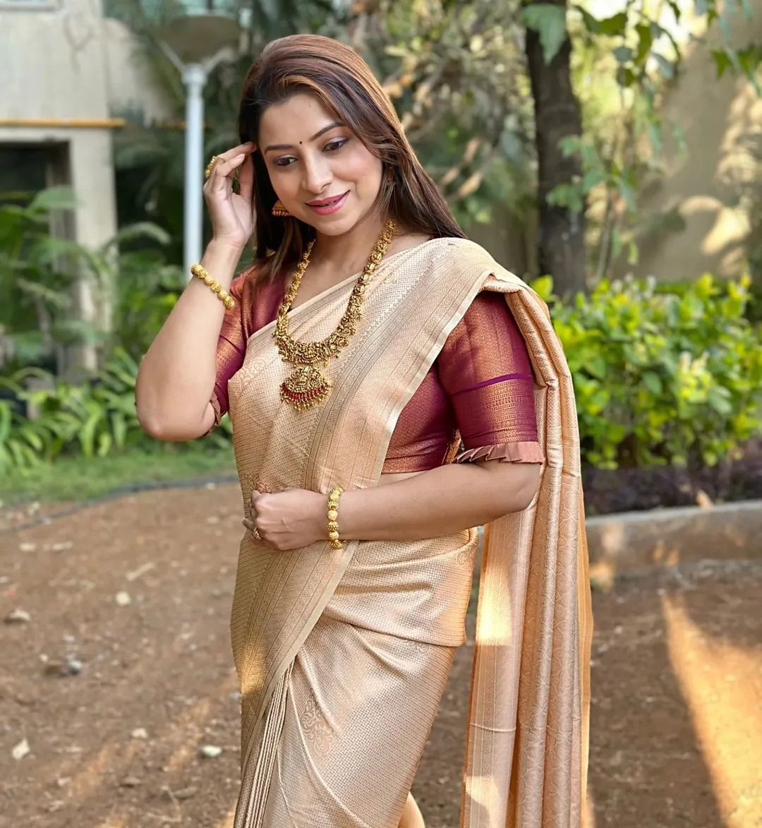 Fantabulous Cream Soft Silk Saree With Tempting Blouse Piece